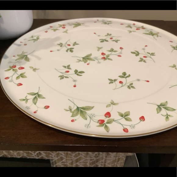Christopher Stuart Strawberry Field Cake Plate 🍓 - Picture 6 of 7